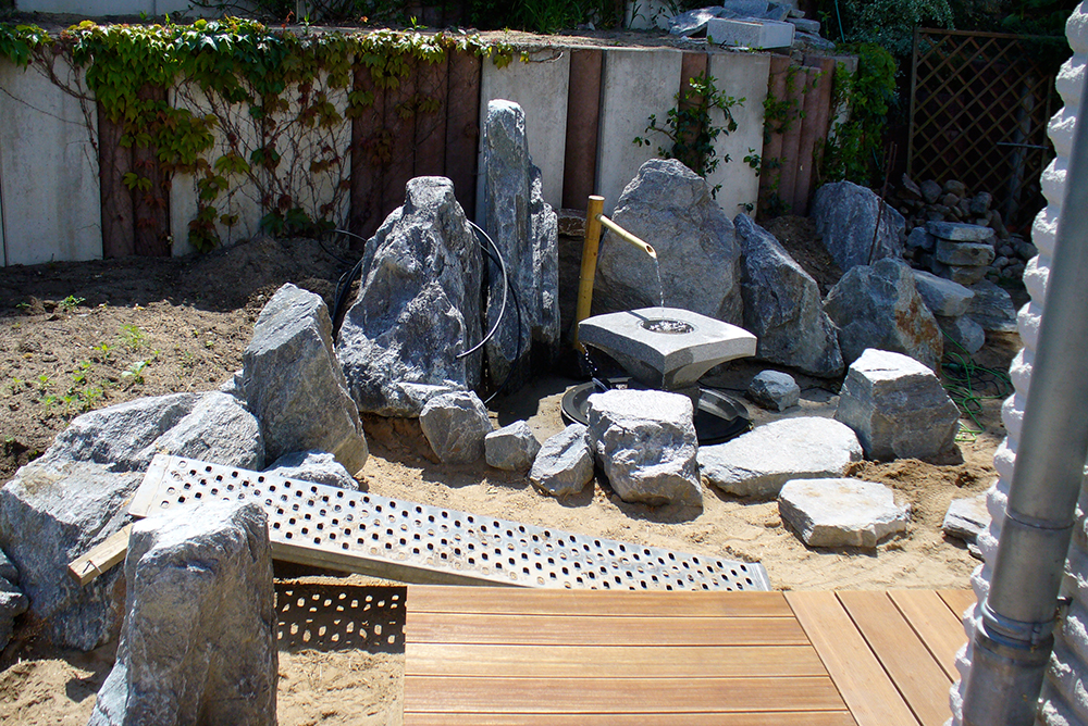 Steinsetzung im japanischen Garten
