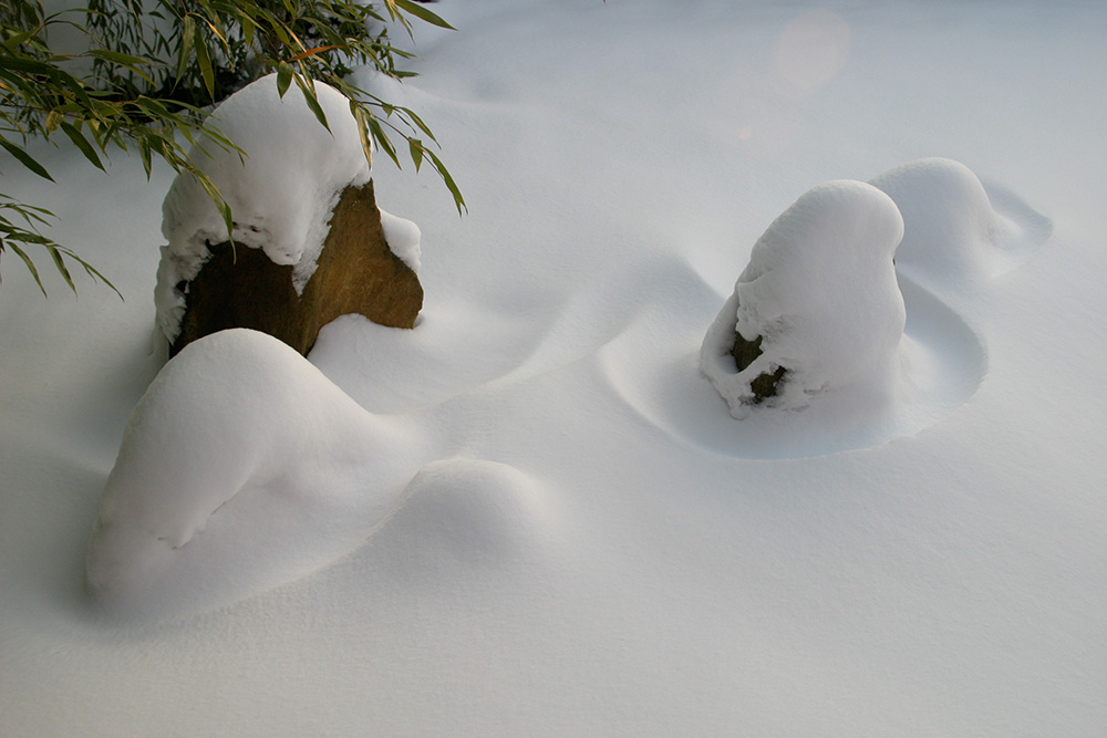 japanischer Zengarten im Schnee
